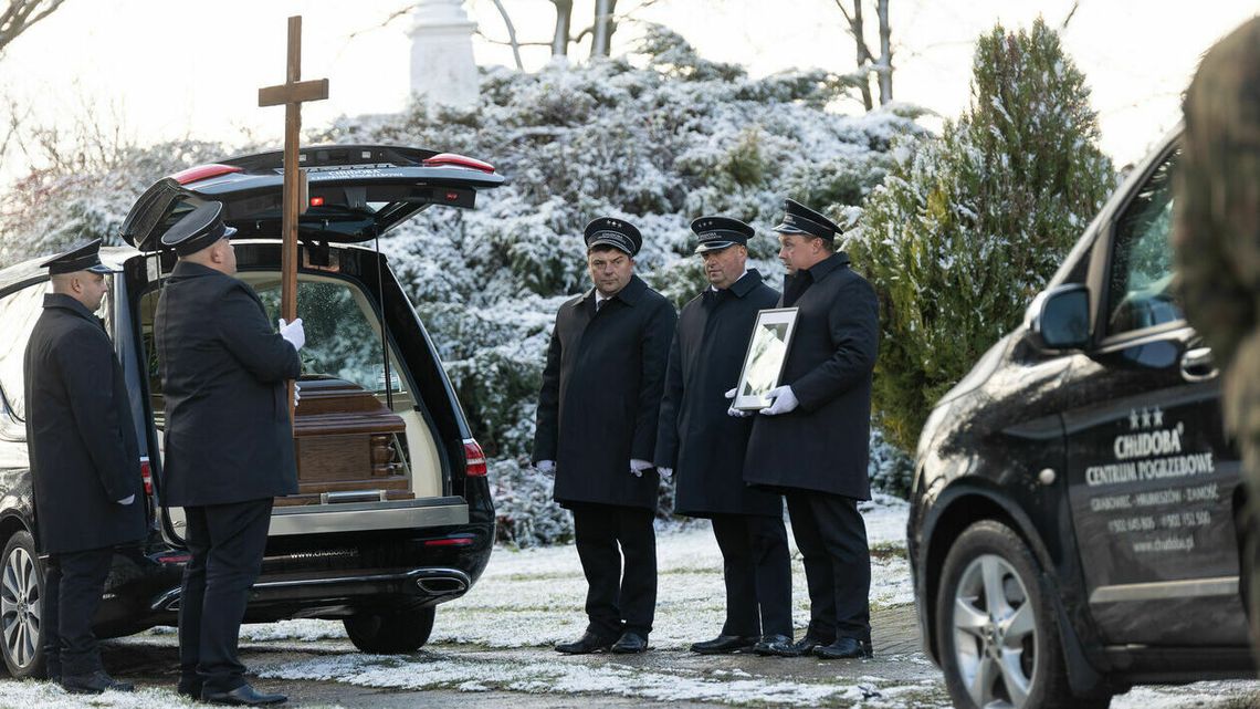 Przewodów. Pana Bogusława żegnała rodzina i setki mieszkańców. Na pogrzebie byli też politycy Przewodów. Pana Bogusława żegnała rodzina i setki mieszkańców. Na pogrzebie byli też politycy