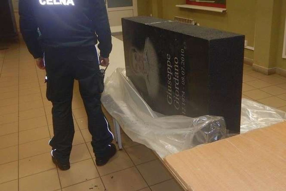 Przewoził płytę nagrobkową przez granicę. Co znajdowało się w środku? Przewoził płytę nagrobkową przez granicę. Co znajdowało się w środku?