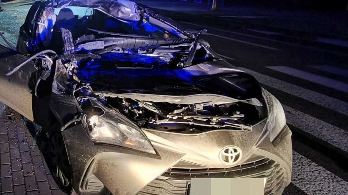 Przewoził ponad 16-metrowe drzewo na nieoświetlonej przyczepie. Uderzyła w nią osobówka