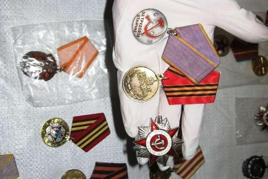 Przewoził radzieckie ordery, nie zgłosił ich celnikom