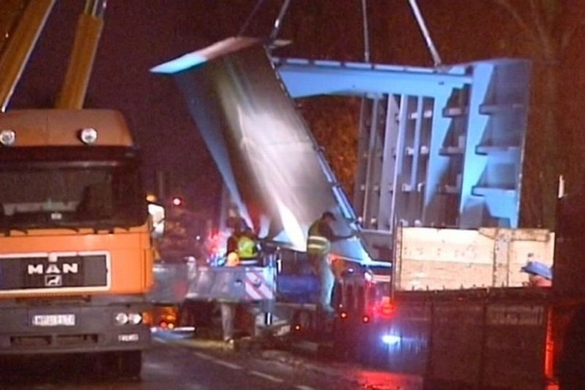 Przewozili przęsło mostu. Złamała się naczepa (wideo)