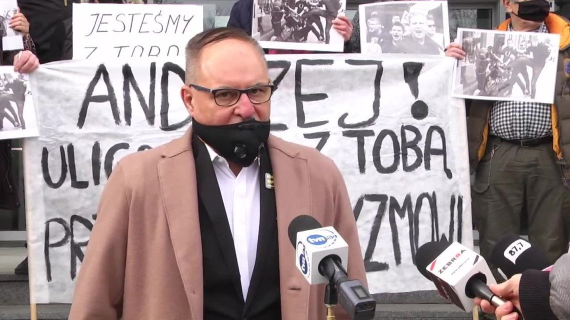 Przewrócili, "zadawali ciosy nogami, wyprowadzali ciosy rękami". Wyrok w sprawie pobicia działacza KOD