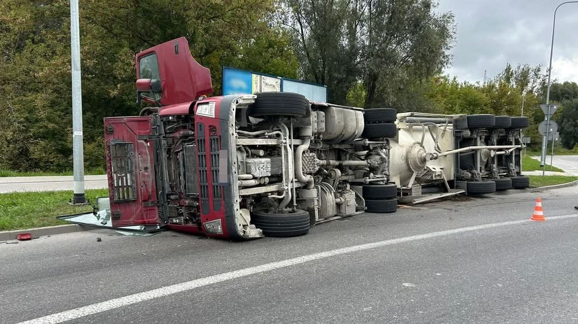 Przewrócona cysterna sparaliżowała miasto. Kierowcy utknęli w korkach Przewrócona cysterna sparaliżowała miasto. Kierowcy utknęli w korkach