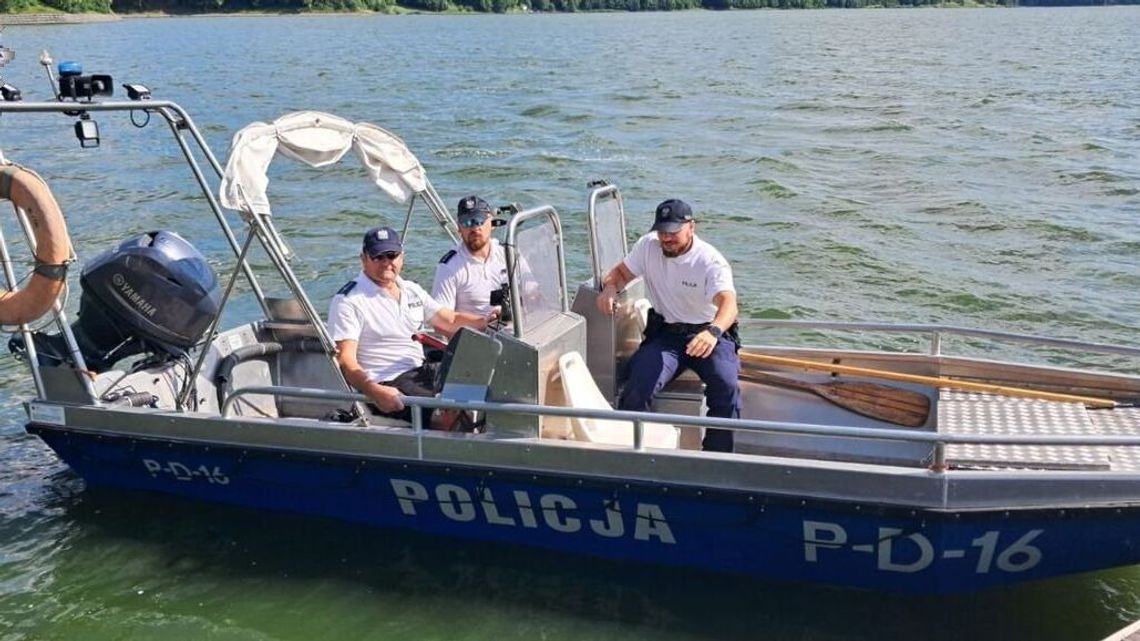 Przewrócona łódka i dryfujący mężczyzna. Od tragedii mogły go dzielić chwile Przewrócona łódka i dryfujący mężczyzna. Od tragedii mogły go dzielić chwile