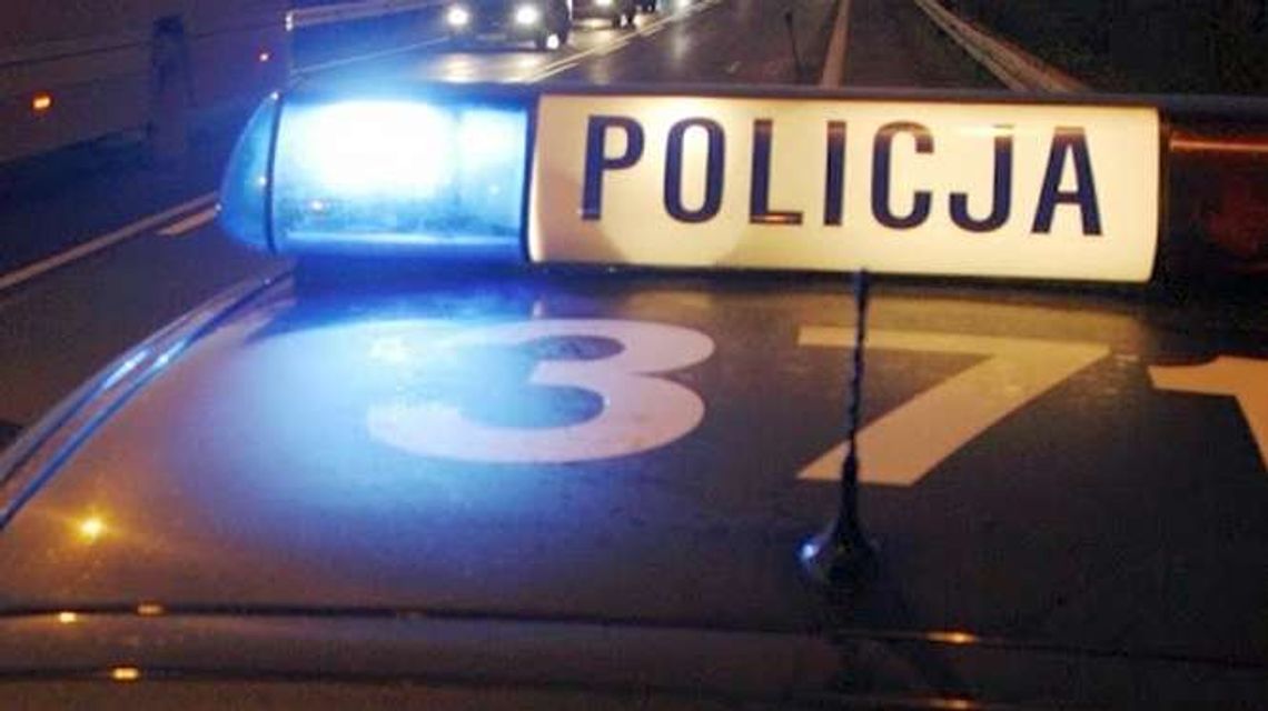 Przez kilka kilometrów uciekał przed policją. Aż uderzył w znak