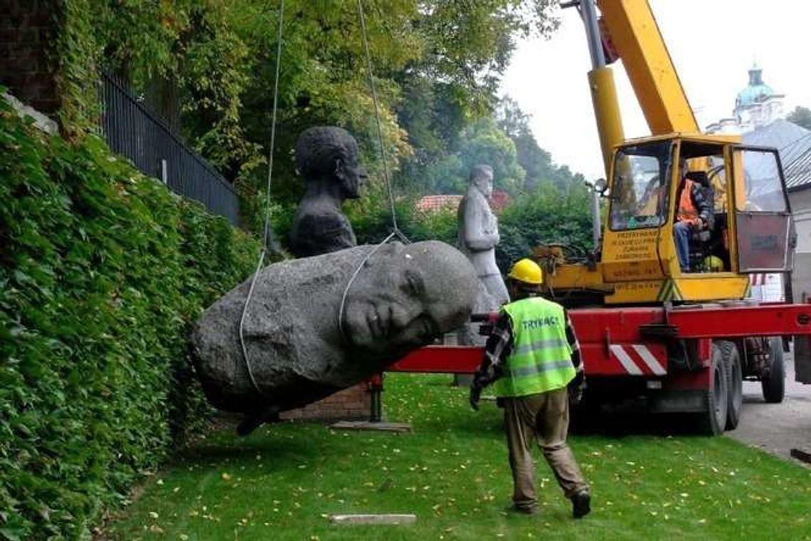 Przez lata stał na zapleczu uczelni. 16-tonowy gen. "Walter" przyjechał do Kozłówki