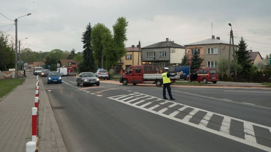 Przez pół kilometra z ciężarówki lało się paliwo. Samochody wpadały w poślizg
