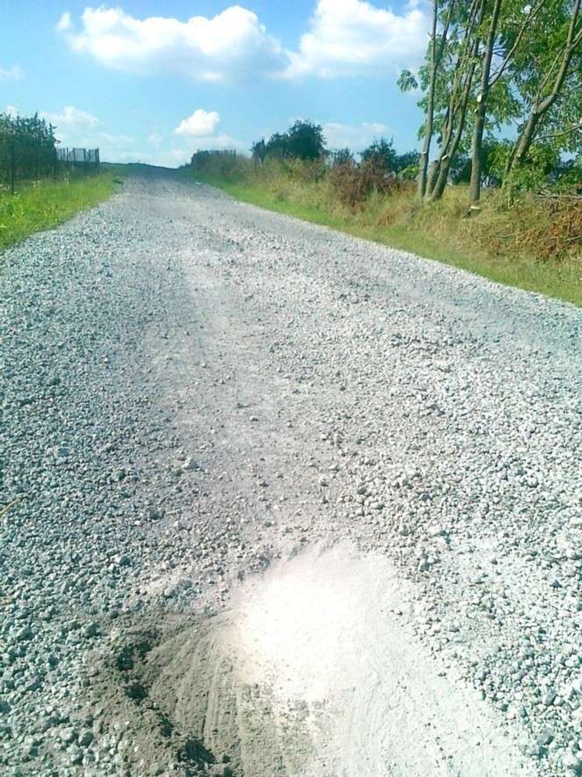 Przez pomyłkę asfalt wysypali tłuczniem. Wcześniej pomylili drzewa do przycięcia