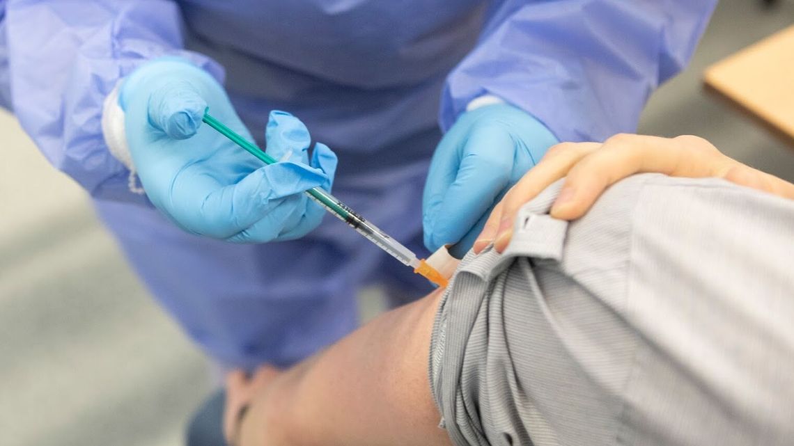 Przez pomyłkę mężczyzna dostał sześć dawek szczepionki