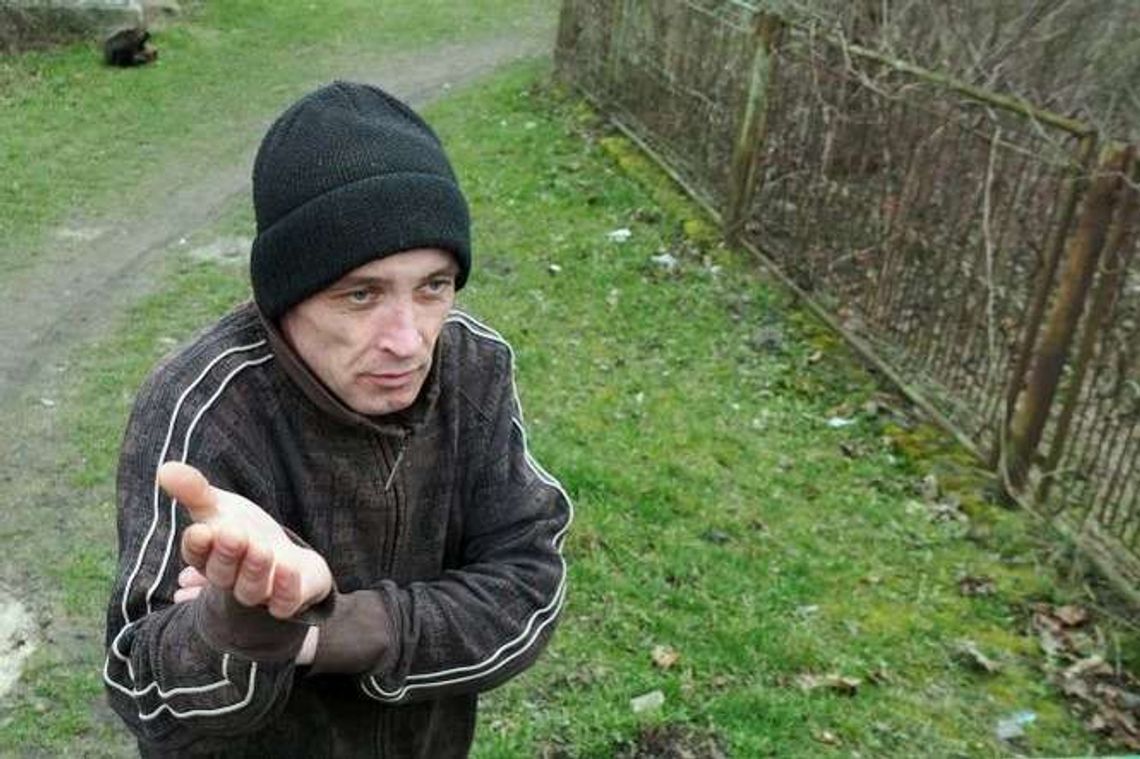 Przez rok więzili go w domu i żyli za jego pieniądze. "Bałem się. Bili mnie i straszyli"