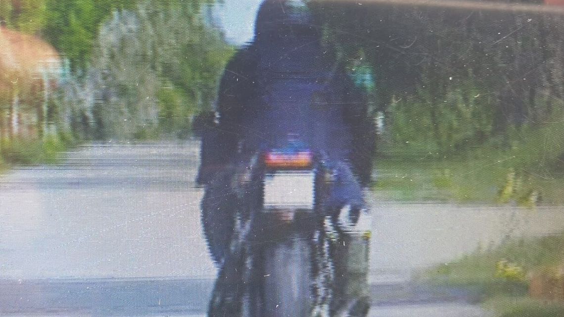 Przez wieś, jak po wyścigowym torze. Motocyklista "zarobił" mandat i punkty karne
