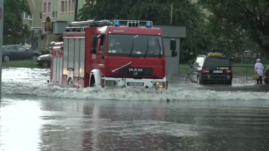 Przez Zgierz przeszła nawałnica. Wiele ulic znalazło się pod wodą. Zalany też szpital Przez Zgierz przeszła nawałnica. Wiele ulic znalazło się pod wodą. Zalany też szpital