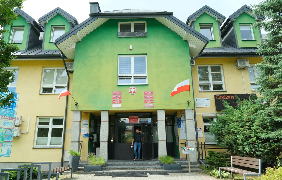 "Przezorny zawsze ubezpieczony". Lublinianie zastrzegają PESEL po wycieku danych z MyDr Budynek Urzędu Gminy Wólka