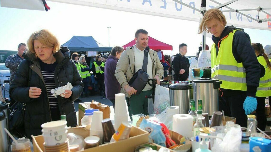 Przy S17 zebrali się miejscowi i zatrzymują autokary z uchodźcami. I bardzo dobrze Przy S17 zebrali się miejscowi i zatrzymują autokary z uchodźcami. I bardzo dobrze