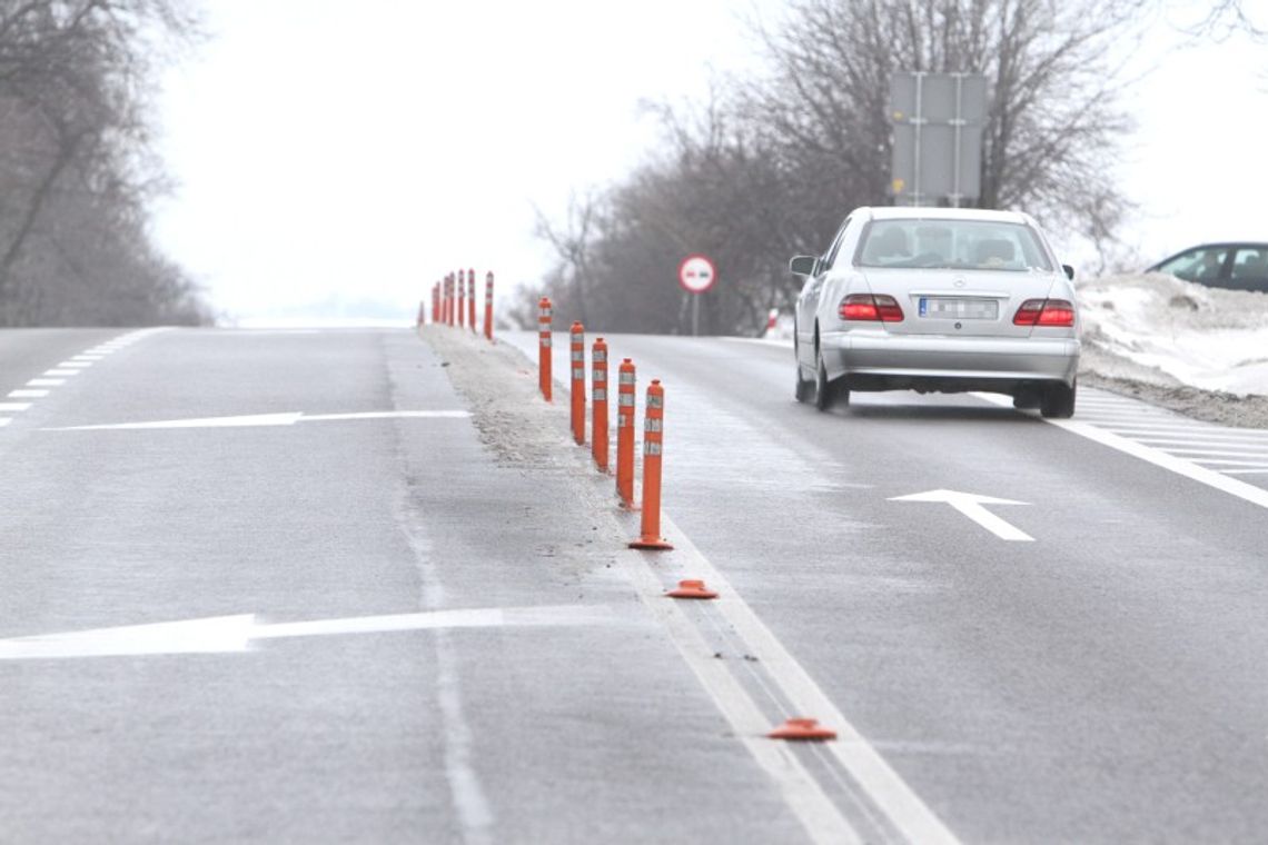 Przybędzie słupków oddzielających pasy na drodze Lublin - Łopiennik