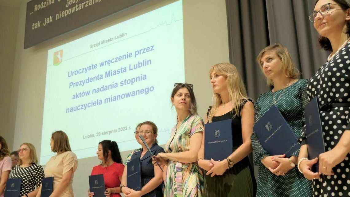 Przybyło 330 mianowanych nauczycieli. Awanse oznaczają podwyżki [zdjęcia]