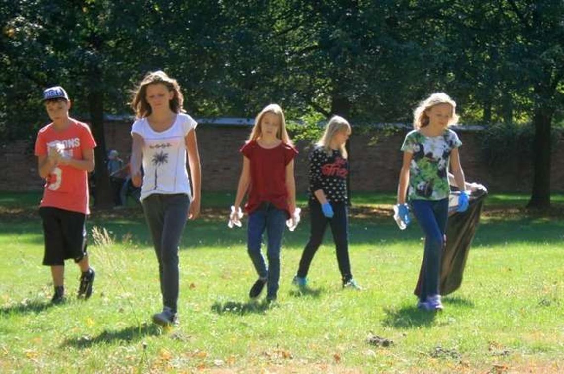 Przybywa śmieci w Parku Czartoryskich. Pomóż w sprzątaniu