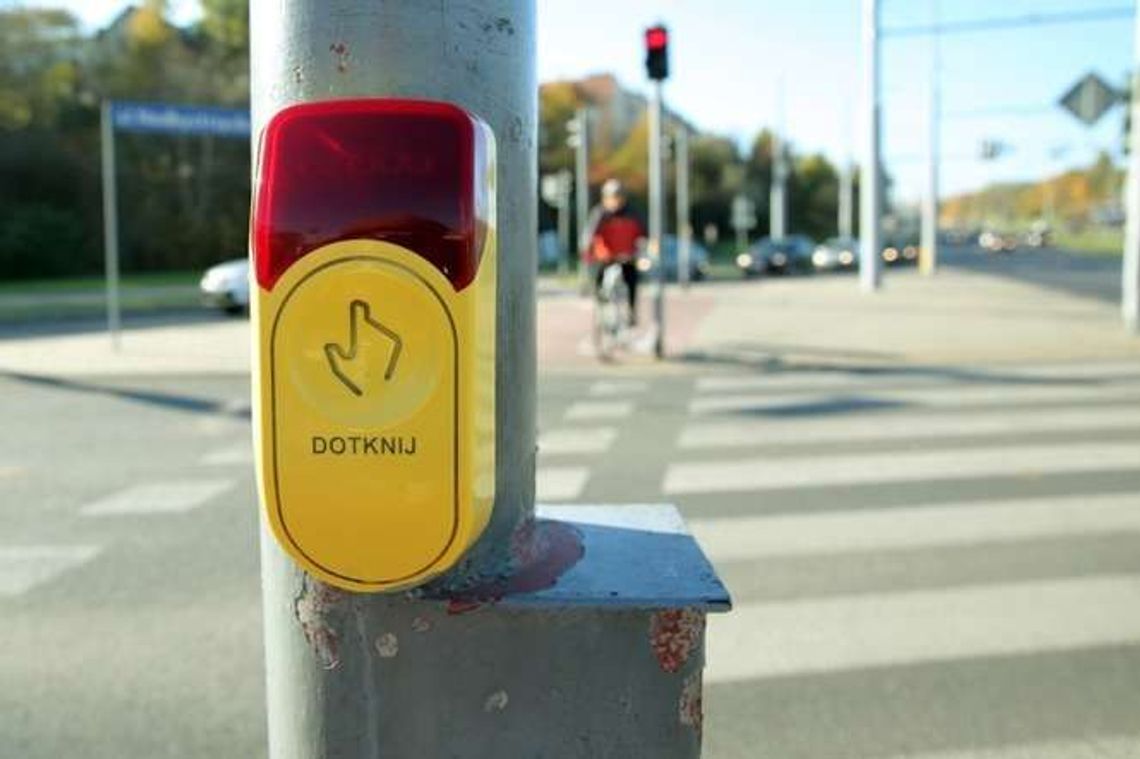 Przyciski dla rowerzystów od dawna są zakazane. Ratusz nadal ich nie usunął Przyciski dla rowerzystów od dawna są zakazane. Ratusz nadal ich nie usunął