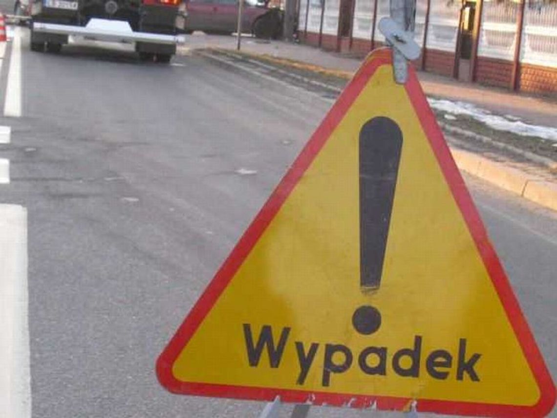 Przyczepa ciężarówki staranowała mazdę