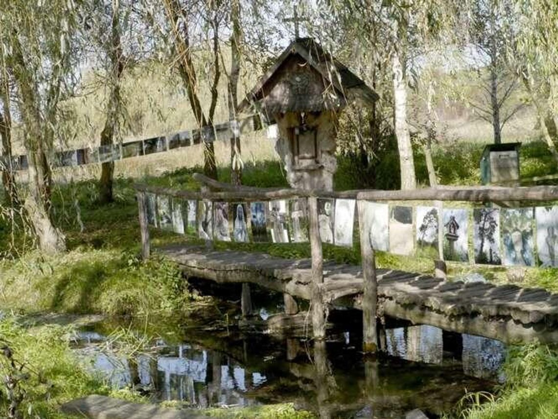 Przydrożne kapliczki w obiektywie. Majówki ze śpiewem i fotografią