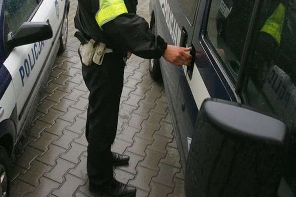 Przyglądał się policjantom. Zgubiła go ciekawość Przyglądał się policjantom. Zgubiła go ciekawość