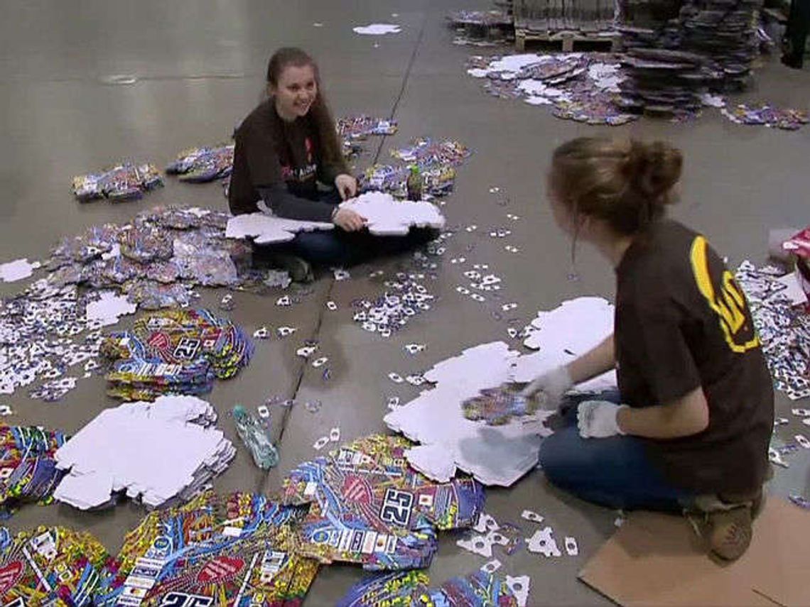 Przygotowania do 25. Finału WOŚP. Wolontariusze szykują skarbonki Przygotowania do 25. Finału WOŚP. Wolontariusze szykują skarbonki