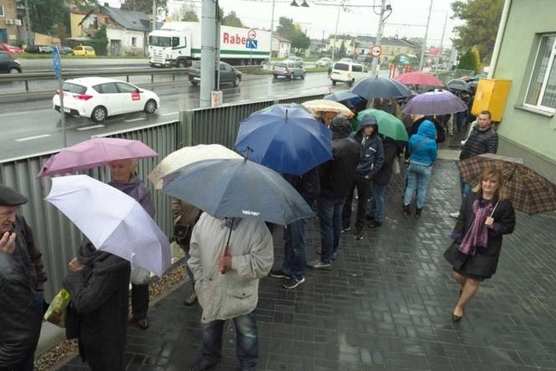 Przyjechał z Łodzi, czekał od 3 rano. Długa kolejka do nowego sklepu w Lublinie