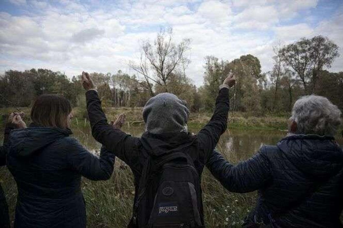Przyjechali na granicę pomodlić się na różańcu. "Modlitwa we wspólnocie ma większą moc"
