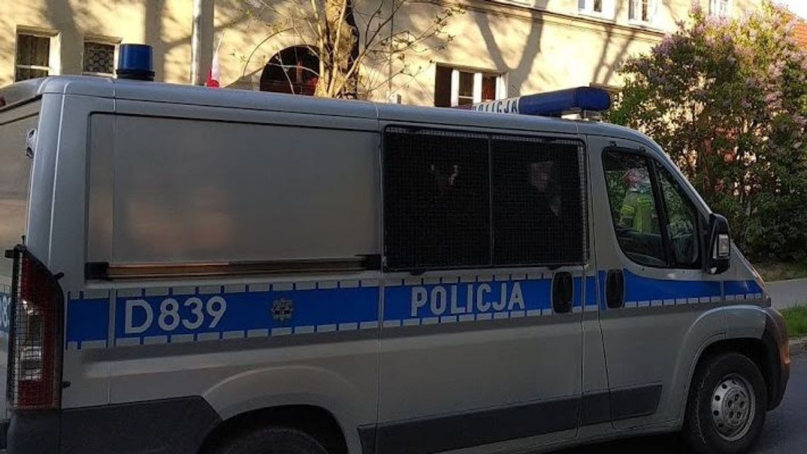 Przyjechali po dług do mieszkanki Woli Uhruskiej. Grozili, że spalą jej dom