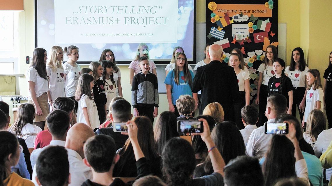 Przyjechali poznać Polskę i rówieśników. Projekt Storytelling w SP 16 w Lublinie