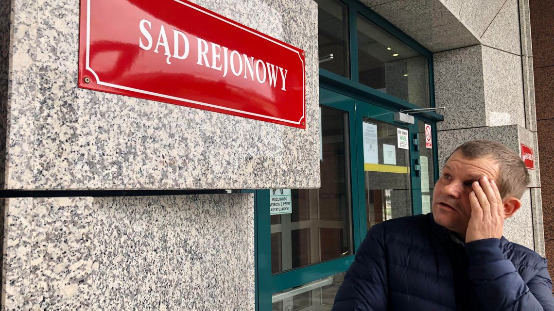 Przyjechali, skuli kajdankami. Rolnik poszedł do sądu przeciwko policji i wygrał Przyjechali, skuli kajdankami. Rolnik poszedł do sądu przeciwko policji i wygrał