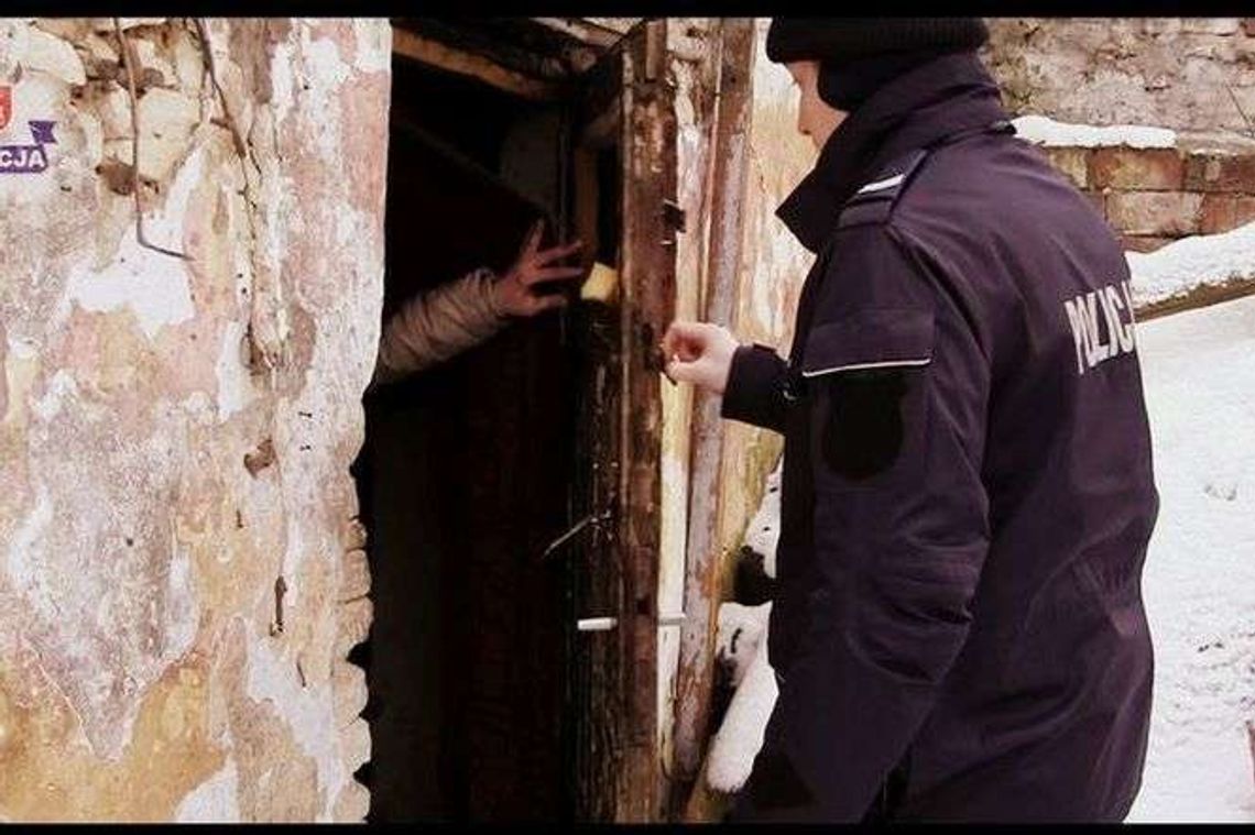 Przykryty ubraniami leżał na łóżku. W domu panował przenikliwy chłód Przykryty ubraniami leżał na łóżku. W domu panował przenikliwy chłód