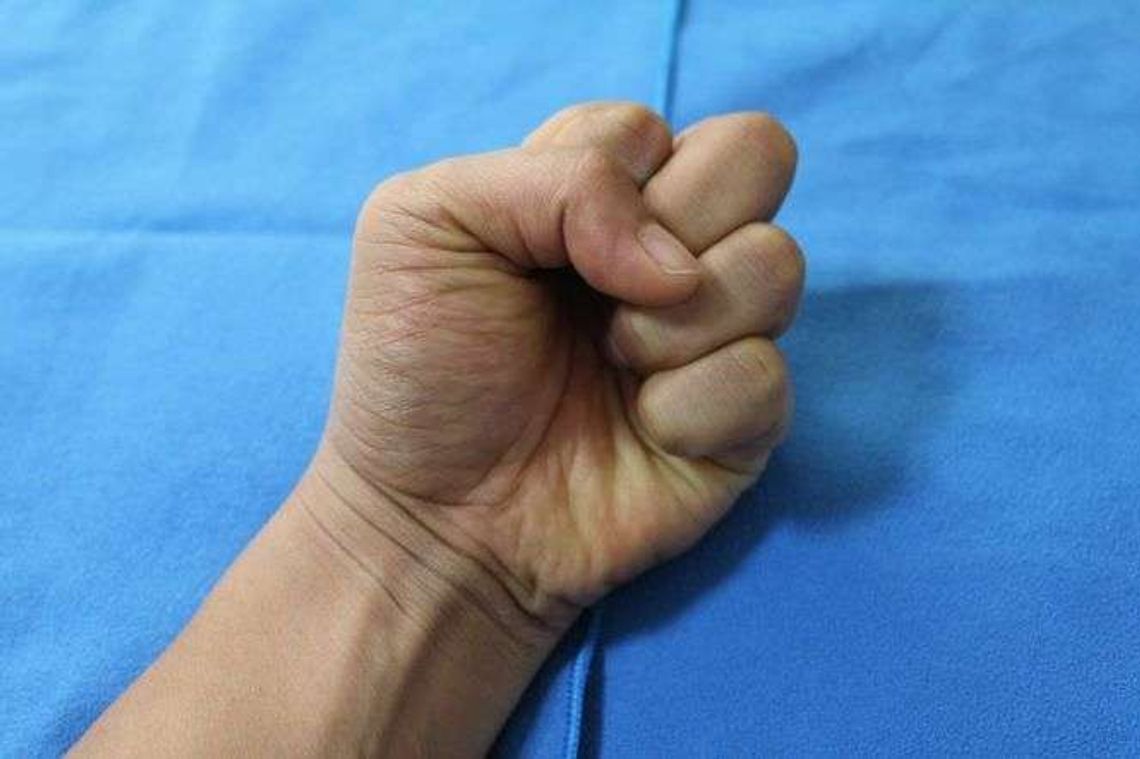 Przyłapał żonę na zdradzie. Urwał jądro koledze