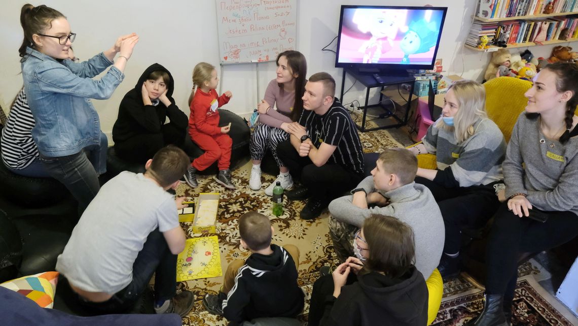 Przynajmniej tutaj słychać śmiech. Zajęcia dla dzieci uchodźców w Galerii Labirynt