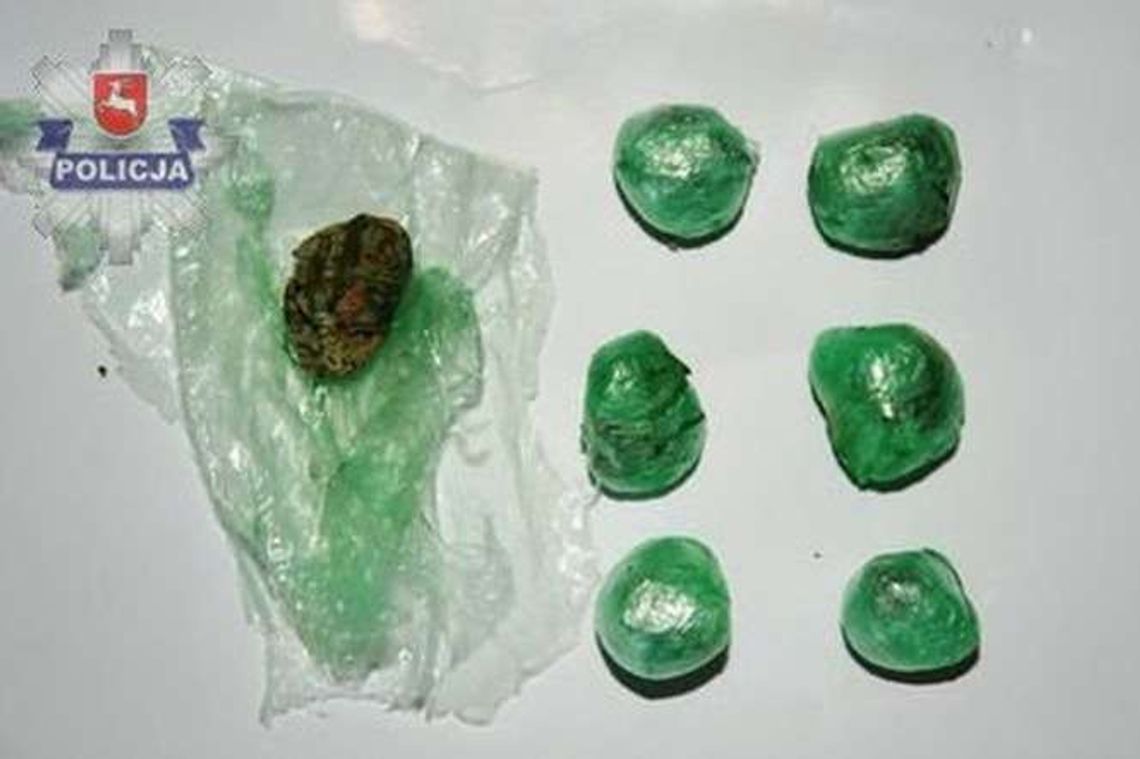 Przyniosła synowi narkotyki do więzienia. Ukryła je w biustonoszu