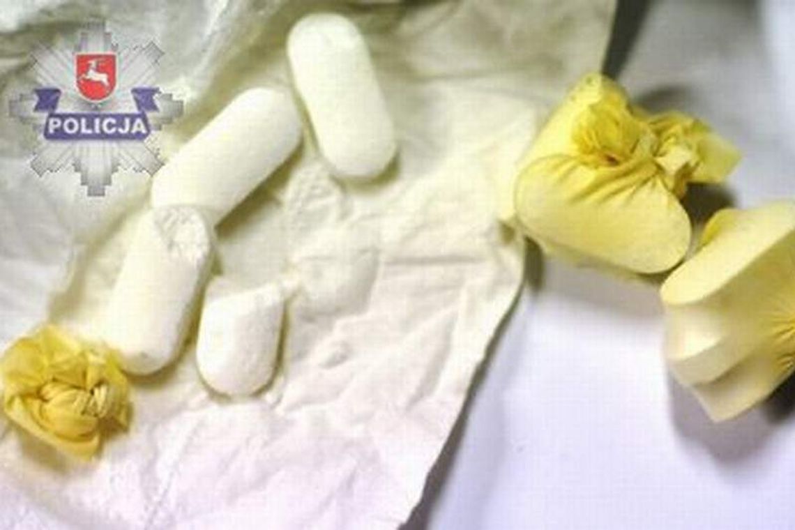 Przyniosła w biustonoszu narkotyki dla syna