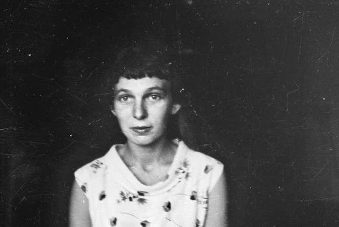 Przyniosła walizkę pełną starych zdjęć i opowieści o zmarłej ciotce. Kim była Janina Węgrzynowska?