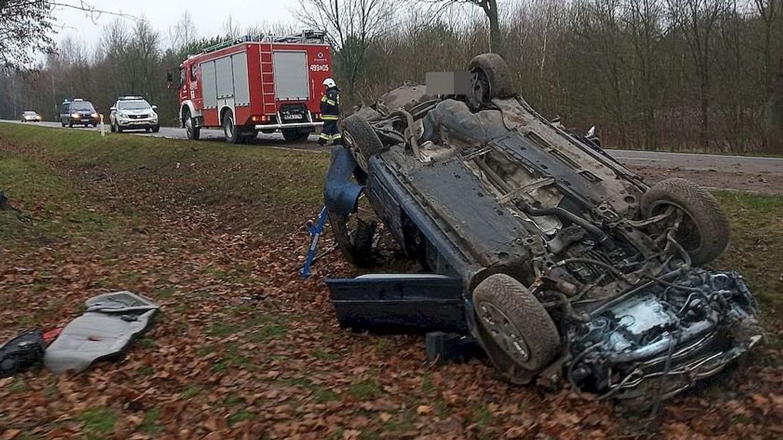 Przypadkowy świadek zobaczył audi leżące w rowie. W środku był zakleszczony kierowca