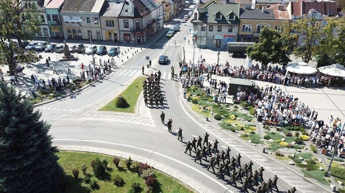 Przysięga żołnierzy WOT w Tomaszowie Lubelskim. Zdjęcia z drona