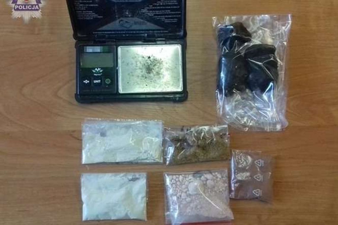 Przyspieszył na widok radiowozu. Miał w aucie haszysz i amfetaminę