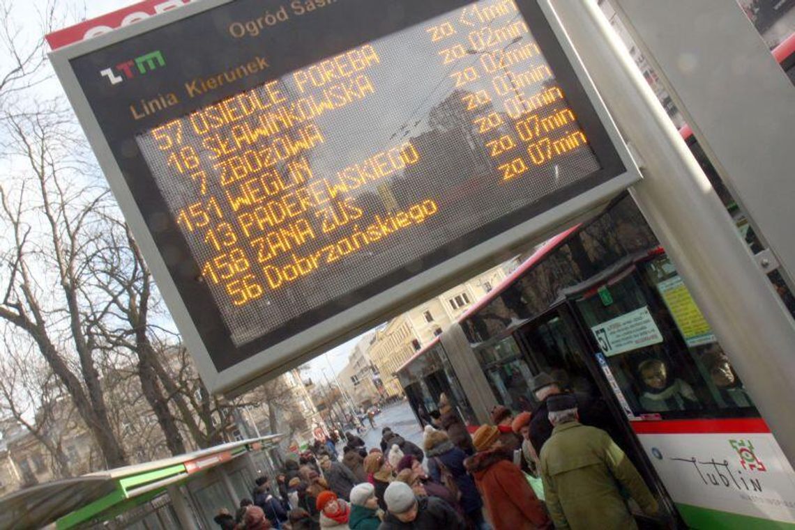 Przystankowe wyświetlacze mają mocno pod górkę