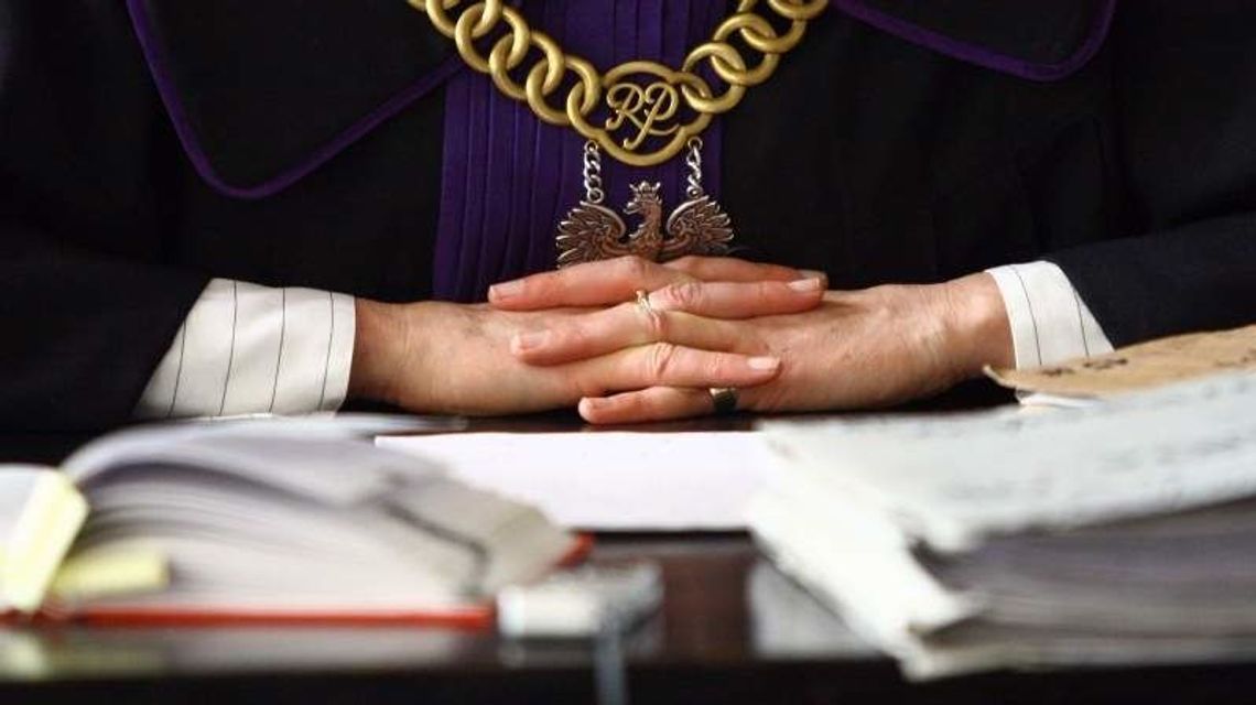 Przyszedł kompletnie pijany do sądu. Sędzia surowo go ukarał