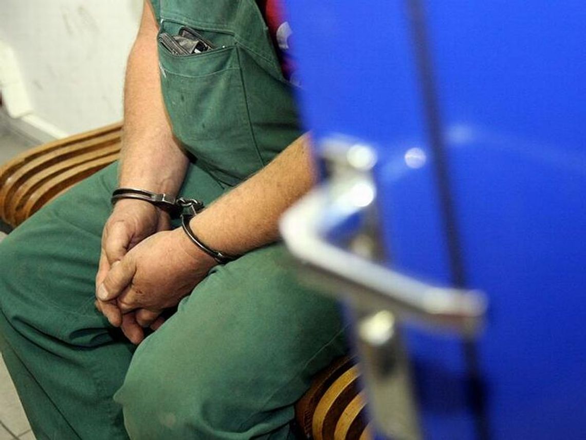 Przyszedł na policję i poprosił, by zamknąć go w areszcie