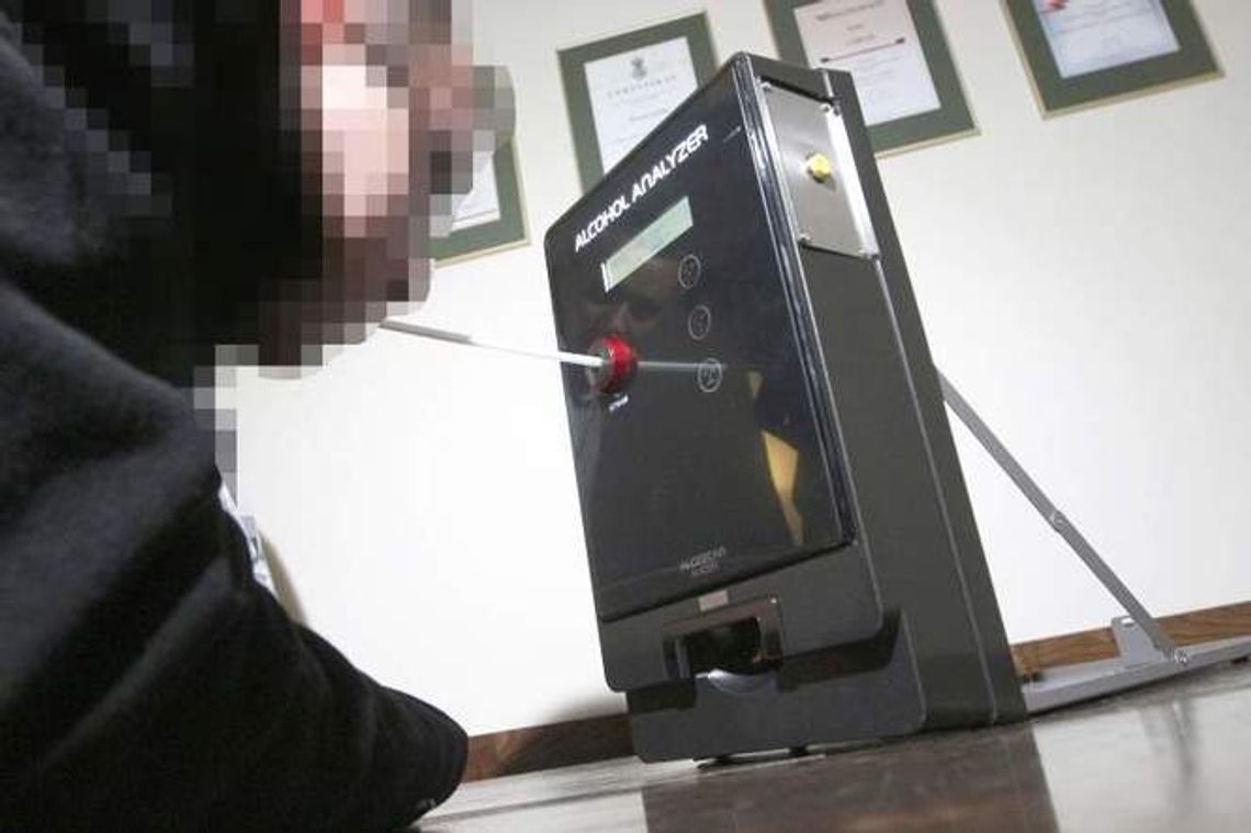 Przyszedł na posterunek sprawdzić czy wytrzeźwiał po sylwestrze. Posiedzi dwa lata