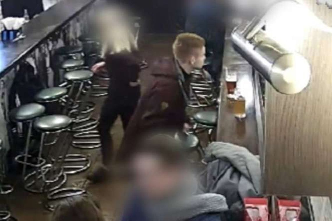 Przyszedł z dziewczyną, wyszedł z cudzym telefonem. Kamera nagrała moment kradzieży [wideo]