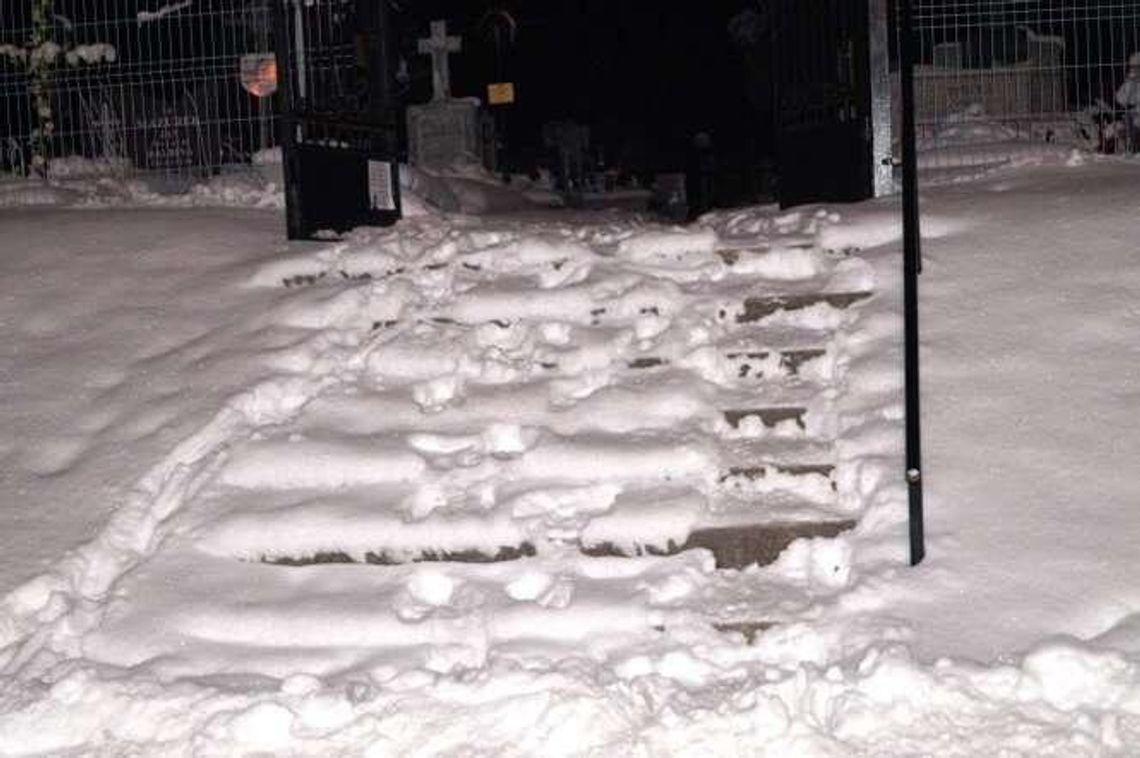 Przyszedł ze skargą na fatalny stan dróg i chodników. To odśnieżyli, ale nie u niego