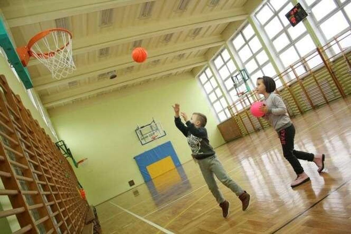 Przyszłe pierwszaki oglądają szkołę. Dzień otwarty w SP 43