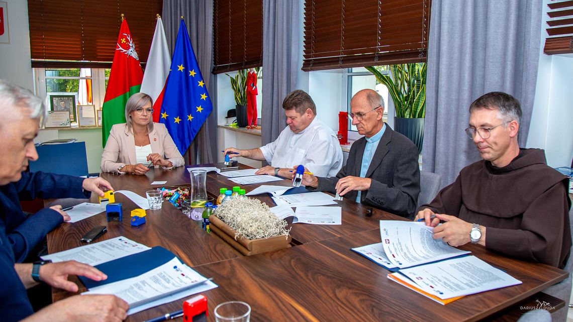 Przyszli księża do urzędu. Podpisali umowy na duże pieniędze Przyszli księża do urzędu. Podpisali umowy na duże pieniędze