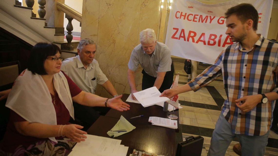 Przyszli na czarno, teraz zbierają podpisy. Pracownicy wojewody chcą podwyżek Przyszli na czarno, teraz zbierają podpisy. Pracownicy wojewody chcą podwyżek