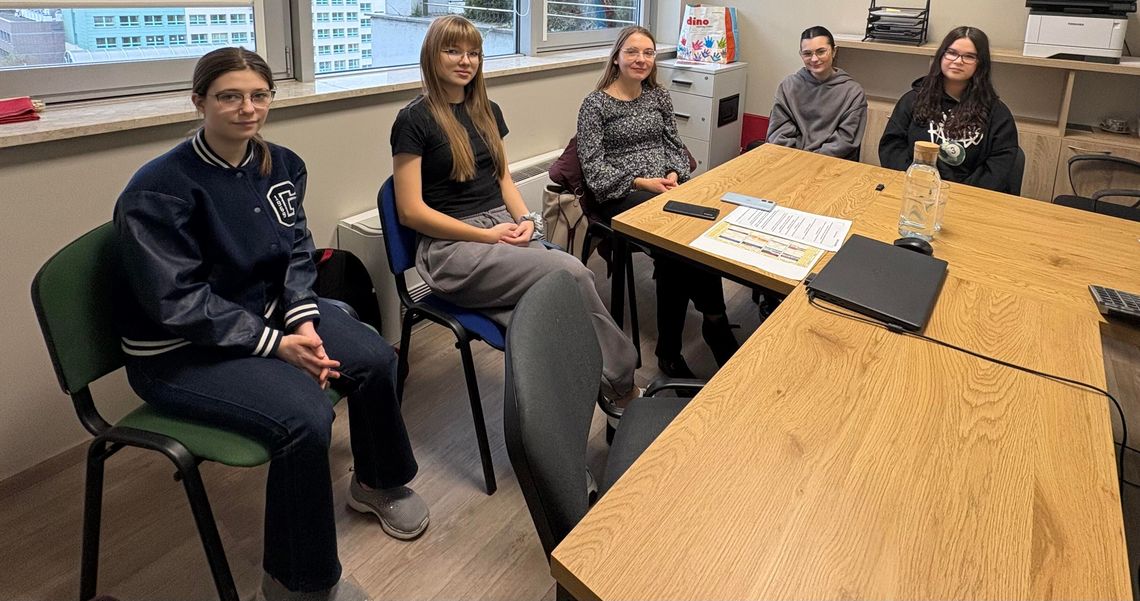 „Przyszłość w małych rękach” – młodzież ze Szkoły Realnej wspiera dzieci z trudnymi doświadczeniami „Przyszłość w małych rękach” – młodzież ze Szkoły Realnej wspiera dzieci z trudnymi doświadczeniami